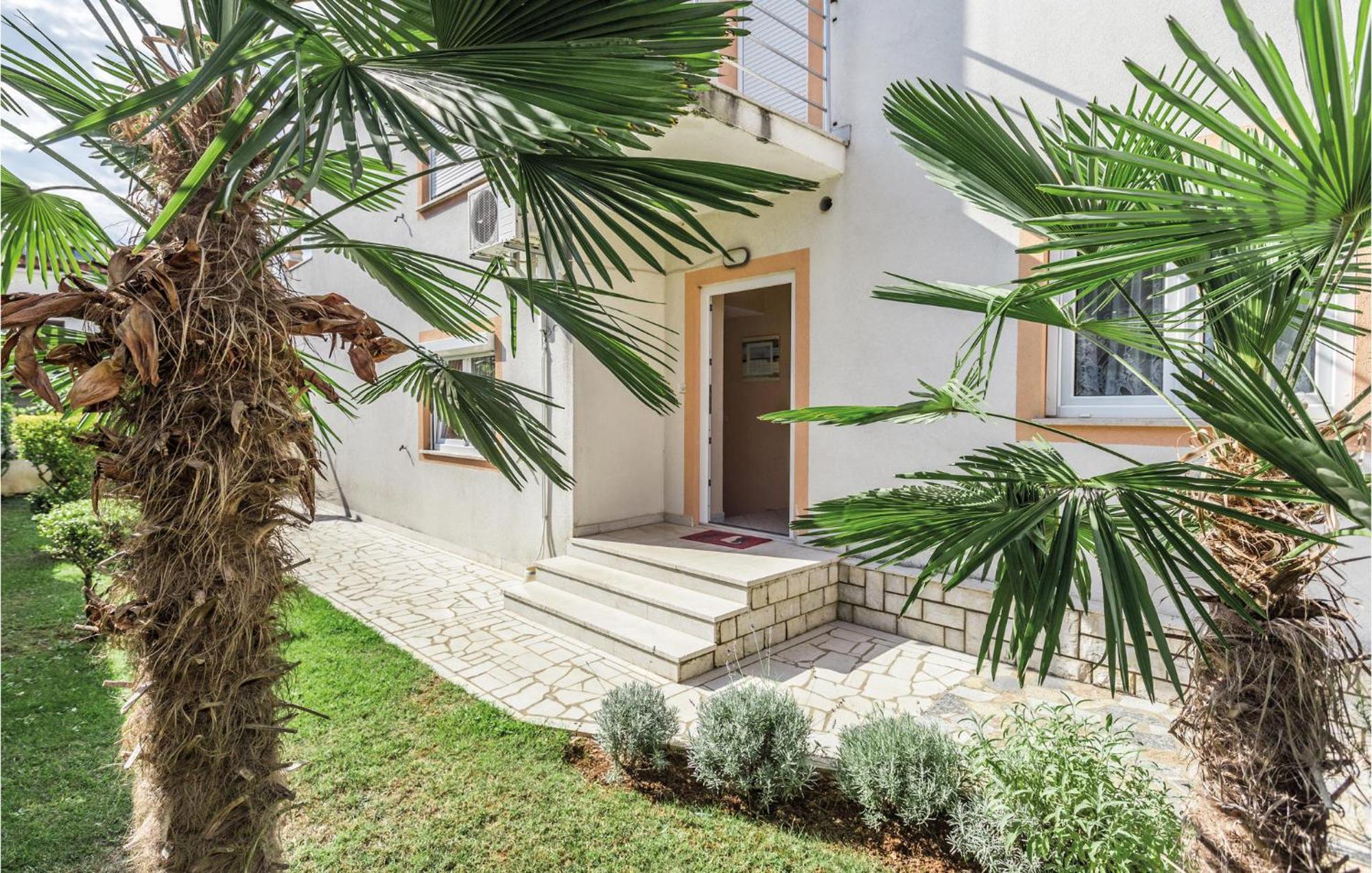 1 Bedroom Beautiful Apartment In Poreč Exterior foto